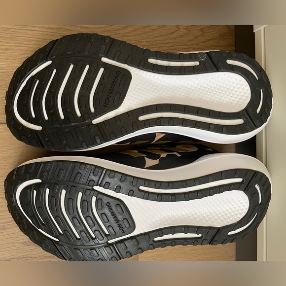 Marimekko x Adidas 4Y - Picture 2 of 10